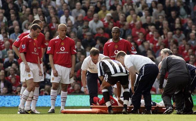 V.li.: Roy Keane, Rio Ferdinand, Wesley Brown und Quinton Fortune schauen besorgt zu ihrem verletzten Mitspieler Gabriel Heinze (alle Manchester United), der auf einer Trage das Feld verlassen muß - EDITORIAL USE ONLY. No use with unauthorised audio, video, data, fixture lists, club league logos or live services. Online in-match use limited to 120 images, no video emulation. No use in betting, games or single club league player publications. Fußball Herren English Premier League 2004 2005, 1. Englische Liga, Manchester United - Newcastle United 2:1, ManU Gruppe Manchester