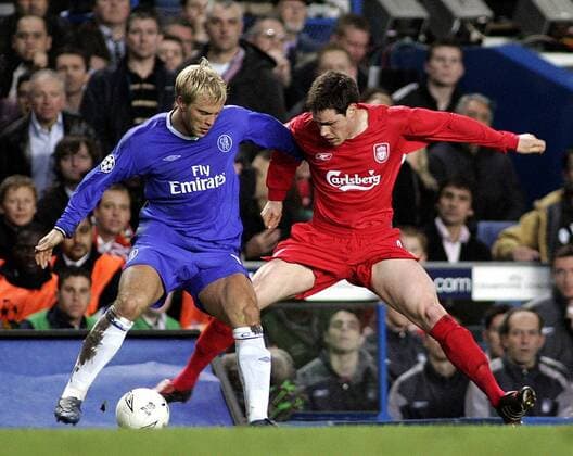 Eidur Gudjohnsen (Chelsea, li.) gegen Stephen Finnan (Liverpool) - EDITORIAL USE ONLY. No use with unauthorised audio, video, data, fixture lists, club league logos or live services. Online in-match use limited to 120 images, no video emulation. No use in betting, games or single club league player publications. Fußball EC 1 Herren Champions League 2004 2005, Halbfinale, Chelsea FC London - Liverpool FC Gruppe London Dynamik,