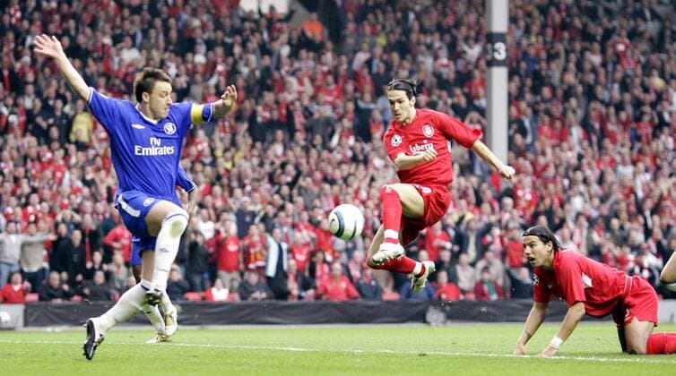 Luis Garcia (Liverpool, Mitte) trifft zum 1:0, John Terry (Chelsea, li.) kommt zu spät, re.: Milan Baros (Liverpool) - EDITORIAL USE ONLY. No use with unauthorised audio, video, data, fixture lists, club league logos or live services. Online in-match use limited to 120 images, no video emulation. No use in betting, games or single club league player publications. Fußball EC 1 Herren Champions League 2004 2005, Halbfinale, Liverpool FC - Chelsea FC London Gruppe Liverpool Dynamik,