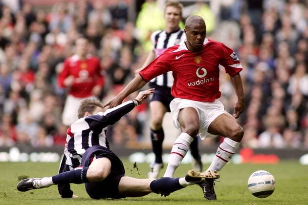 Quinton Fortune (Manchester United, re.) gegen Zoltan Gera (West Brom) - EDITORIAL USE ONLY. No use with unauthorised audio, video, data, fixture lists, club league logos or live services. Online in-match use limited to 120 images, no video emulation. No use in betting, games or single club league player publications. Fußball Herren English Premier League 2004 2005, 1. Englische Liga, Manchester United - West Bromwich Albion 1:1, Gruppe Manchester Dynamik, Kampf,
