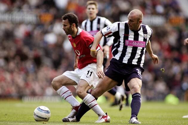 Ryan Giggs (Manchester United, li.) gegen Ronnie Wallwork (West Brom) - EDITORIAL USE ONLY. No use with unauthorised audio, video, data, fixture lists, club league logos or live services. Online in-match use limited to 120 images, no video emulation. No use in betting, games or single club league player publications. Fußball Herren English Premier League 2004 2005, 1. Englische Liga, Manchester United - West Bromwich Albion 1:1, Gruppe Manchester Dynamik,