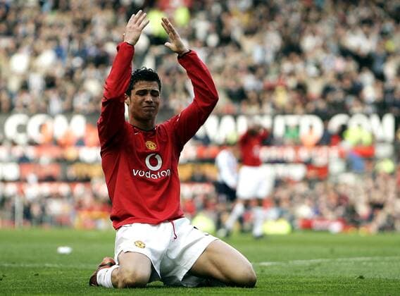 Cristiano Ronaldo (Manchester United) verzweifelt und den Tränen ganz nahe - EDITORIAL USE ONLY. No use with unauthorised audio, video, data, fixture lists, club league logos or live services. Online in-match use limited to 120 images, no video emulation. No use in betting, games or single club league player publications. Fußball Herren English Premier League 2004 2005, 1. Englische Liga, Manchester United, ManU Einzelbild Manchester Enttäuschung, Verzweiflung,