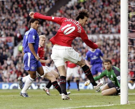 Ruud van Nistelrooy (Manchester United) erzielt den Treffer zum 1:0 - EDITORIAL USE ONLY. No use with unauthorised audio, video, data, fixture lists, club league logos or live services. Online in-match use limited to 120 images, no video emulation. No use in betting, games or single club league player publications. Fußball Herren English Premier League 2004 2005, 1. Englische Liga, Manchester United - Chelsea FC London 1:3, ManU Gruppe Manchester Dynamik,