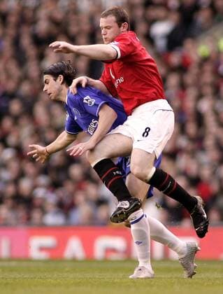 Wayne Rooney (Manchester United, re.) gegen Tiago (Chelsea) - EDITORIAL USE ONLY. No use with unauthorised audio, video, data, fixture lists, club league logos or live services. Online in-match use limited to 120 images, no video emulation. No use in betting, games or single club league player publications. Fußball Herren English Premier League 2004 2005, 1. Englische Liga, Manchester United - Chelsea FC London 1:3, ManU Gruppe Manchester Dynamik,