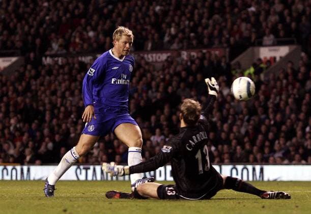 Eidur Gudjohnsen (Chelsea) trifft gegen Torwart Roy Carroll (Manchester United) - EDITORIAL USE ONLY. No use with unauthorised audio, video, data, fixture lists, club league logos or live services. Online in-match use limited to 120 images, no video emulation. No use in betting, games or single club league player publications. Fußball Herren English Premier League 2004 2005, 1. Englische Liga, Manchester United - Chelsea FC London 1:3, ManU Gruppe Manchester Dynamik,