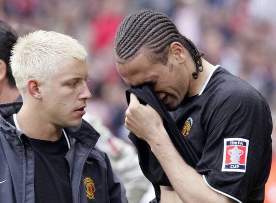 Rio Ferdinand (re.) vergießt nach dem verlorenen Finale bittere Tränen, Alan Smith (beide Manchester United) kann ihn nicht trösten - Fußball Herren FA Cup 2004 2005, Finale, Endspiel, Manchester United, ManU, Englischer Pokal, Pokalspiel, Vdig Gruppe Cardiff Enttäuschung, Verzweiflung,
