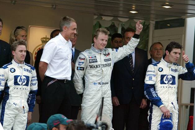 Sieger Kimi Räikkönen (Mitte, Finnland McLaren Mercedes), Nick Heidfeld (li., Deutschland) und Mark Webber (Australien beide BMW Williams) während der Siegerehrung Motorsport Grand Prix Herren Großer Preis von Monaco 2005, Formel 1 Weltmeisterschaft, F1, F, GP, WM, Vdig Gruppe Circuit de Monaco Monte Carlo Freude,