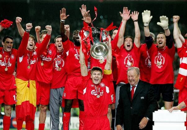 Siegesjubel Liverpool - Kapitän Steven Gerrard präsentiert den von UEFA Präsident Lennart Johansson (Schweden, vorn re.) überreichten Pokal Fußball EC 1 Herren Champions League 2004 2005, Finale, Endspiel, Liverpool FC, Aufmacher, Saisonhighlight Totale Emotionen, Siegerehrung, Podium, Podest Istanbul Freude, Begeisterung,
