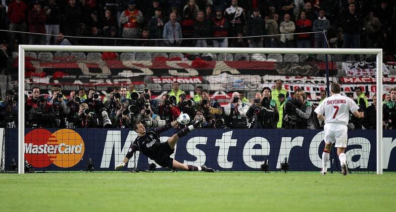 Torwart Jerzy Dudek (Liverpool) hält im Elfmeterschießen gegen Andriy Shevchenko (Milan) - Dutzende Fotografen warten auf den richtigen Moment um auszulösen Fußball EC 1 Herren Champions League 2004 2005, Finale, Endspiel, AC Mailand - FC Liverpool 5:6, Werbebande Totale Sponsor, Sponsoring, Werbepartner, Bandenwerbung Istanbul, Werbung, Wirtschaft, Mastercard, Dynamik, Abwehr