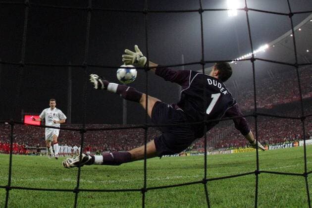 Torwart Jerzy Dudek (Liverpool) hält im Elfmeterschießen gegen Andriy Shevchenko (Milan) Fußball EC 1 Herren Champions League 2004 2005, Finale, Endspiel, AC Mailand - FC Liverpool 5:6 n.E., Totale Licht, Gegenlicht, Stadionlicht, Flutlicht Istanbul, Aufmacher, Saisonhighlight Dynamik, Abwehr