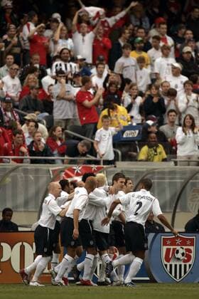 Torjubel England, u.a.v.re. mit: Glen Johnson, Joe Cole, Michael Carrick, Alan Smith, Wes Brown, Ashley Cole und Andrew Johnson - (Icon531002) Fußball Länderspiel Herren Länderspiel 2005, Nationalmannschaft, Nationalteam, Nationaltrikot Totale o0 Freundschaftsspiel Test Testspiel Chicago Freude, Begeisterung, EDITORIAL USE ONLY