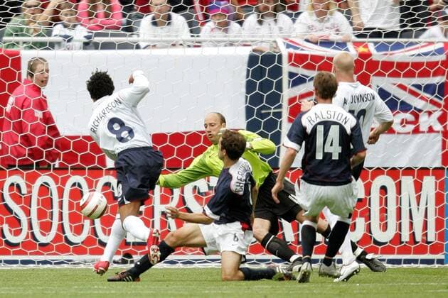 Kieran Richardson (England, li.) trifft zum 0:2, Steven Cherundolo (2.v.li.) und Torwart Kasey Keller können nicht eingreifen, Steve Ralston (alle USA, 2.v.re.) und Andrew Johnson (England) schauen zu - (Icon918005) Fußball Länderspiel Herren Länderspiel 2005, Nationalmannschaft, Nationalteam, Nationaltrikot, USA - England 1:2 Totale o0 Freundschaftsspiel Test Testspiel Chicago Dynamik, Kampf, EDITORIAL USE ONLY