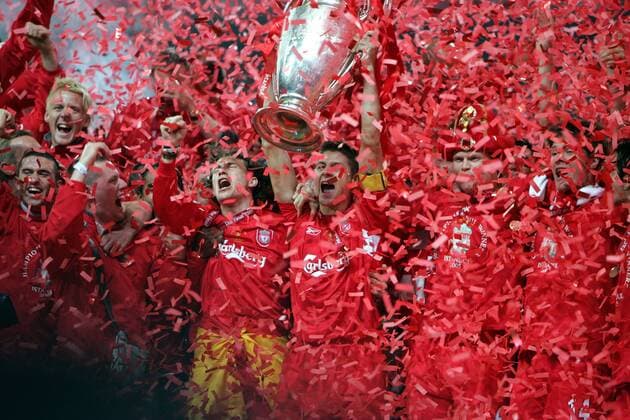 Kapitän Steven Gerrard (Liverpool) präsentiert mit seinen Teamkollegen die Champions League Trophäe im roten Konfettiregen Fußball EC 1 Herren Champions League 2004 2005, Finale, Endspiel, FC Liverpool, Europacupsieg, Europacupsieger, Gruppe Konfetti, Konfettiregen, rot, rote, Istanbul Glück, Begeisterung, Freude,