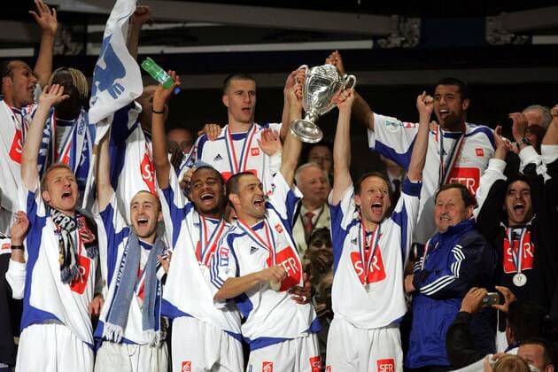 Die Mannschaft des AJ Auxerre ist Französischer Pokalsieger 2004 2005 und feiert ausgelassen ihren Erfolg - Vorn Trainer Guy Roux (2.v.re.), Yann Lachuer (3.v.re.), Philippe Violeau (4.v.re.) und Bonaventure Kalou (3.v.li.) Fußball Herren Coupe de France 2004 2005, Französischer Pokal, Pokalspiel, Finale, Endspiel, Pokalendspiel Totale pan9642 Paris, Pokalfinale Freude, Begeisterung,