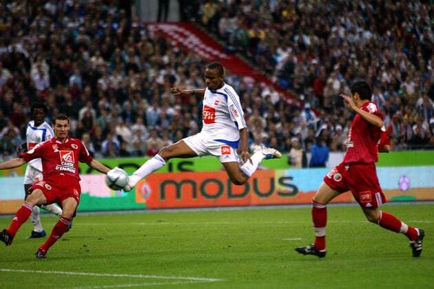 Bonaventure Kalou (Auxerre, Mitte) erzielt in der letzten Minute den Siegtreffer, Jeremy Henin (Sedan, li.) kommt zu spät Fußball Herren Coupe de France 2004 2005, Französischer Pokal, Pokalspiel, Finale, Endspiel, Pokalendspiel Gruppe pan9642 Paris, Pokalfinale Dynamik,