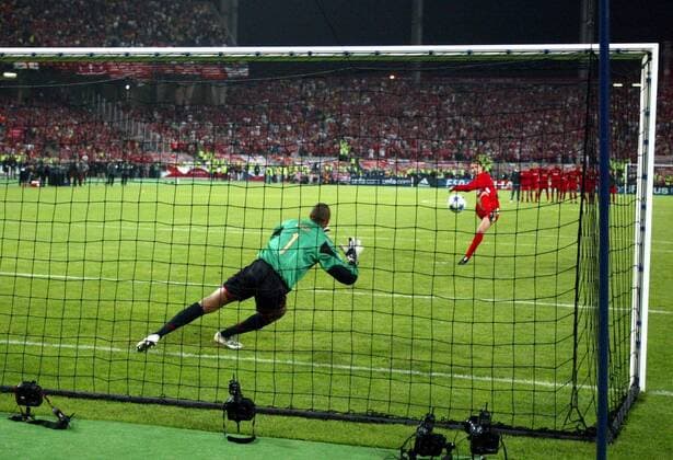 Elfmeterschießen: Dietmar Hamann (hi., Liverpool) trifft gegen Torwart Dida (Milan) Fußball EC 1 Herren Champions League 2004 2005, AC Mailand - FC Liverpool 5:6 n.E., Finale, Endspiel, Vdig Totale Atatürk Olimpiyat, Hintertorperspektive Istanbul, Olympiastadion, Dynamik, Abwehr,