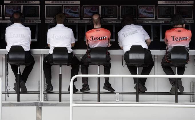 Der Kommandostand von McLaren Mercedes u.a.v.li. mit: Teamchef Ron Dennis, Managing Director Martin Whitmarsh, Technikdirektor Adrian Newey (alle England) und Motorsportchef Norbert Haug (Deutschland) Motorsport Grand Prix Herren Großer Preis von Kanada 2005, Formel 1 Weltmeisterschaft, F1, F, GP, WM, Qualifying, Witmarsh Gruppe Leitstand, Leitzentrale, Kommandozentrale, Montreal, Kontrollstand, Überwachung