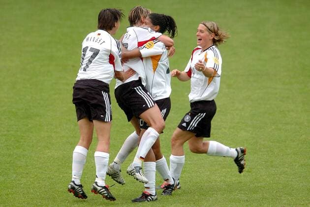 Torjubel Deutschland, v.li.: Ariane Hingst, Sandra Minnert, Navina Omilade, Britta Carlson Fußball EM Damen Europameisterschaft 2005, Frauen, Frauenfußball, Gruppe B, Länderspiel, Nationalmannschaft Gruppe Warrington Begeisterung, Freude,