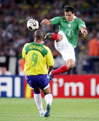 Bedrohlich: Aaron Galindo (Mexiko, re.) gegen Adriano (Brasilien) Fußball Länderspiel Herren Confederations Cup 2005, Confederationscup, Konföderationencup, Konföderationen, Länderspiel Gruppe brutal, Härte, unfair, rücksichtslos Hannover, Aufmacher Dynamik, Kampf,