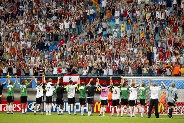 Die deutschen Spieler bedanken sich mit der Welle bei ihren Fußballfans Fußball Länderspiel Herren Confederations Cup 2005, Confederationscup, Konföderationencup, Konföderationen, Hauptsponsor, Totale Wirtschaft, McDonalds, Mc Donalds, Industrie, Leipzig, Interaktion, Nahrungs- und Genußmittel, Freude,