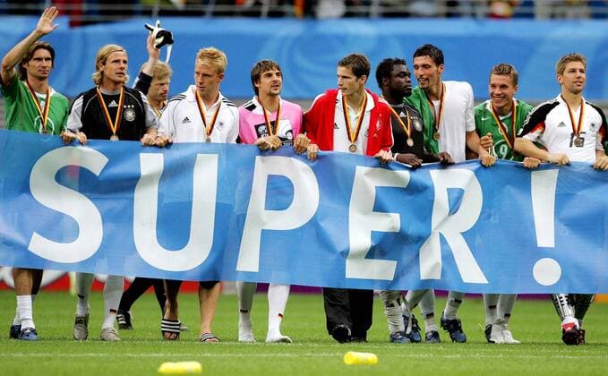 Die deutsche Mannschaft bedankt sich bei ihren Anhängern mit einem Transparent, v. li.: Brdaric, Engelhardt, Hanke, Deisler, Friedrich, Asamoah, Kuranyi, Podolski und Hitzlsperger Fußball Länderspiel Herren Confederations Cup 2005, Confederationscup, Konföderationencup, Konföderationen, Confed, Länderspiel Totale Leipzig