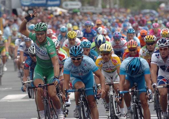 Tom Boonen (li., Belgien Quick Step) im grünen Trikot des punktbesten Fahrers bejubelt einen weiteren Etappensieg, Robert Förster (2.v.li., Deutschland Gerolsteiner) konnte nichts entgegensetzen - Radsport Herren Tour de France 2005, ProTour, Straßenradsport, Straße, Rad, Vdig Gruppe grün, grünes Trikot, punktbester Fahrer 3. Etappe: La Chataigneraie - Tours Freude,