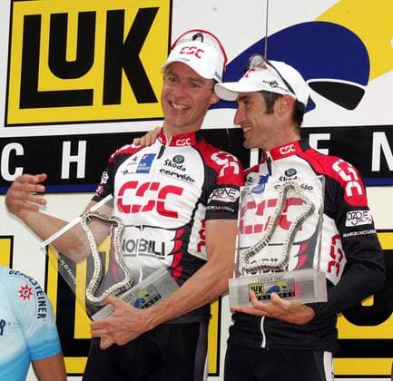 Jens Voigt (Deutschland, li.) und Bobby Julich (USA beide CSC), die Sieger der LuK Challenge 2005, präsentieren stolz ihre Trophäen Radsport Herren LuK Challenge 2005, Cup, Paarzeitfahren, Zeitfahren, Straßenradsport, Straße, Rad Gruppe Bühl Begeisterung, Freude,