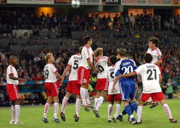 Die Freistoßmauer vom FC Thun, v. li.: Jose Goncalves, Silvan Aegerter, Ljubo Milicevic, Selver Hodzic, Mauro Lustrinelli, Adriano Pimenta und Nelson Ferreira, vorn Gusiev (Kiew) Fußball EC 1 Herren Champions League Qualifikation 2005 2006, FC Thun - Dinamo Kiev 1:0, Dynamo Kiew Gruppe Thun Dynamik,
