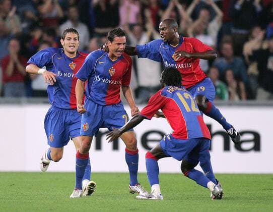 Torjubel Basel, v. li.: Mladen Petric, Torschütze David Degen, Papa Malick Ba und Kleber Fußball EC 1 Herren Champions League Qualifikation 2005 2006, FC Basel, Super, Nationalliga A, NLA, 1. Schweizer Liga Gruppe Basel Begeisterung, Freude,