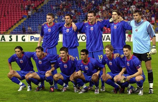 Mannschaftsfoto Steaua Bukarest, hi.v.li.: Sorin Ghionea, Gabriel Bostina, Victora Iakob, Florin Lovin, Torwart Wasili Chomutowski; vorn: George Ogararu, Sorin Paraschiv, Andrei Cristea, Banel Nicolita, Mihai Nesu, Mirel Radoi Fußball Herren Champions League Qualifikation 2005 2006, Steaua Bukarest, Keeper Totale Aufstellung Bukarest
