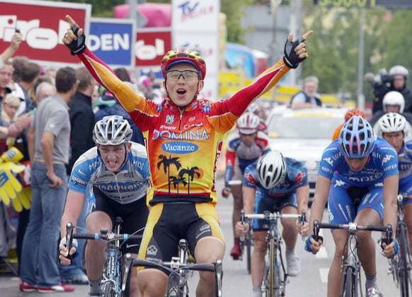 Maxim Iglinskiy (Kasachstan Domina Vacanze, Mitte) gewinnt die 6. Etappe der Deutschlandtour 2005 vor Jurgen van den Broeck (Belgien Discovery Channel, li.) und Alessandro Ballan (Italien Lampre Caffita, re.) Radsport Herren Deutschland Tour 2005, Deutschlandtour, ProTour, Straßenradsport, Straße, Rad, Rundfahrt Gruppe 6. Etappe: Friedrichshafen - Singen Begeisterung, Freude,