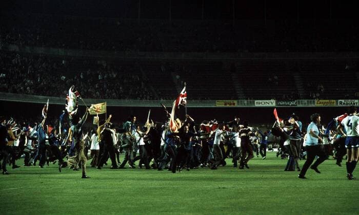 Die Fans der Glasgow Rangers stürmen nach dem Europapokalsieg den Platz - Fußball EC 2 Herren Europapokal der Pokalsieger 1971 1972, Europacup, Endspiel, Glasgow Rangers - Dynamo Moskau 3:2 Totale Fußballfan, Fußballfans, Zuschauer, Publikum, Barcelona, Nou Camp, Schlussjubel, Schlußjubel