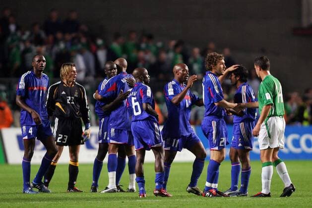 Schlußjubel Frankreich, v.li.: Patrick Vieira, Torwart Gregory Coupet, Lilian Thuram, Jean Alain Boumsong, Claude Makelele, Sylvain Wiltord, Gael Givet, Vikash Dhorasoo, Stephen Finnan (Irland) gratuliert Fußball Länderspiel Herren Weltmeisterschaftsqualifikation 2005, Qualifikation, Länderspiel, Nationalmannschaft, Nationalteam Gruppe pan10695 Dublin Freude,