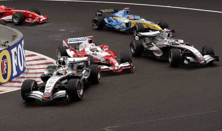 Juan Pablo Montoya (Kolumbien McLaren Mercedes, li.) vor Jarno Trulli (Italien Toyota, 2. v. li.), Kimi Räikkönen (Finnland McLaren Mercedes, re.) und Fernando Alonso (Spanien Renault) Motorsport Grand Prix Herren Großer Preis von Belgien 2005, Formel 1 Weltmeisterschaft, F1, F, GP, WM, Gruppe Spa-Francorchamps