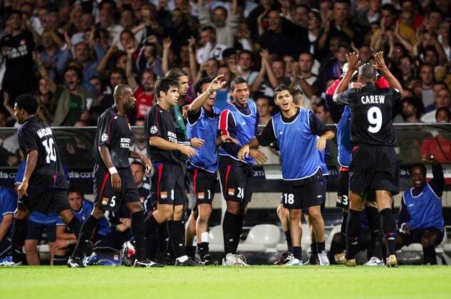 Torjubel Lyon - Torschütze John Carew (re.) klatscht mit seinen Mitspielern ab, v.re.: Torwart Vercoutre, Hatem Ben Arfa, Sylvain Monsoreau, Fred, Juninho, Claudio Roberto Cacapa, Florent Malouda Fußball EC 1 Herren Champions League 2005 2006, Olympique Lyonnais, OL Gruppe pan10788 Lyon Freude,