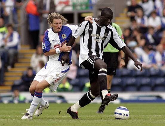 Robbie Savage (Blackburn, li.) gegen Amdy Faye (Newcastle) - EDITORIAL USE ONLY. No use with unauthorised audio, video, data, fixture lists, club league logos or live services. Online in-match use limited to 120 images, no video emulation. No use in betting, games or single club league player publications. Fußball Herren English Premier League 2005 2006, 1. Englische Liga, Blackburn Rovers - Newcastle United Gruppe Blackburn Dynamik,