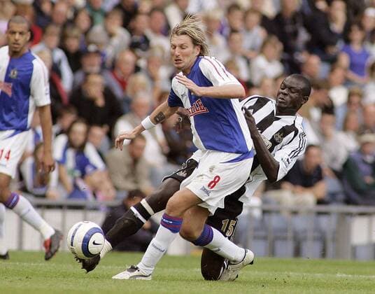 Robbie Savage (Blackburn, vorn) gegen Amdy Faye (Newcastle) - EDITORIAL USE ONLY. No use with unauthorised audio, video, data, fixture lists, club league logos or live services. Online in-match use limited to 120 images, no video emulation. No use in betting, games or single club league player publications. Fußball Herren English Premier League 2005 2006, 1. Englische Liga, Blackburn Rovers - Newcastle United Gruppe Blackburn Dynamik,