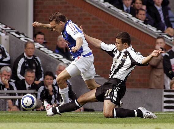 Craig Bellamy (Blackburn, li.) gegen Steven Taylor (Newcastle) - EDITORIAL USE ONLY. No use with unauthorised audio, video, data, fixture lists, club league logos or live services. Online in-match use limited to 120 images, no video emulation. No use in betting, games or single club league player publications. Fußball Herren English Premier League 2005 2006, 1. Englische Liga, Blackburn Rovers - Newcastle United Gruppe Blackburn Dynamik,