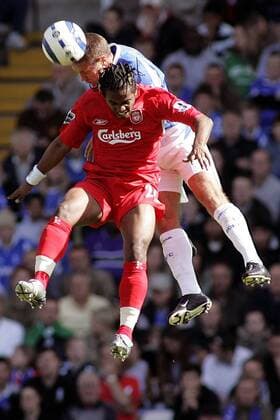 Matthew Upson Birmingham, li.) mit einem Kopfball gegen Florent Sinama Pongolle (Liverpool) - EDITORIAL USE ONLY. No use with unauthorised audio, video, data, fixture lists, club league logos or live services. Online in-match use limited to 120 images, no video emulation. No use in betting, games or single club league player publications. Fußball Herren English Premier League 2005 2006, 1. Englische Liga, Birmingham City - FC Liverpool 2:2, Vdig Gruppe Matt Birmingham Dynamik, Kampf, Höhe