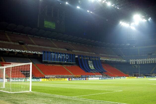 Inter Mailand muß eines seiner Champions League Spiele im heimischen Giuseppe Meazza Stadion unter Ausschluß der Öffentlichkeit austragen, ein riesiges Transparent mit den Worten ti amo sorgt allein für Unterstützung der Italiener Fußball EC 1 Herren Champions League 2005 206, FC Internazionale Mailand, MasterCard, Playstation Totale pan10956, Rang, Ränge, Flutlicht, Abend, abends Mailand, Bandenwerbung, Werbebande, Werbung, Bande Leere,