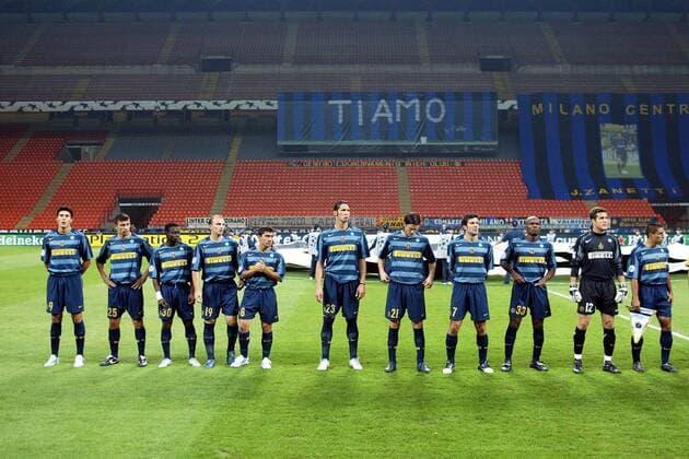 Mannschaftsvorstellung Inter, v. li.: Julio Ricardo Cruz, Walter Samuel, Obafemi Martins, Esteban Cambiasso, David Pizarro, Marco Materazzi, Santiago Solari, Luis Figo, Pierre Wome, Torwart Julio Cesar und Ivan Cordoba Fußball EC 1 Herren Champions League 2005 206, FC Internazionale Mailand Totale pan10956, Verbandsstrafe Mailand Leere,