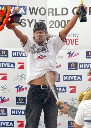 Wave Weltmeister Kauli Seadi (Brasilien) läßt die obligatorische Sektdusche über sich ergehen Surfen WM Herren PWA Tour 2005, Nivea Worldcup, Weltcup, World Cup, Welt, WC, Windsurfing, Windsurfen, Surfing, Vdig Einzelbild Westerland Sylt Freude,