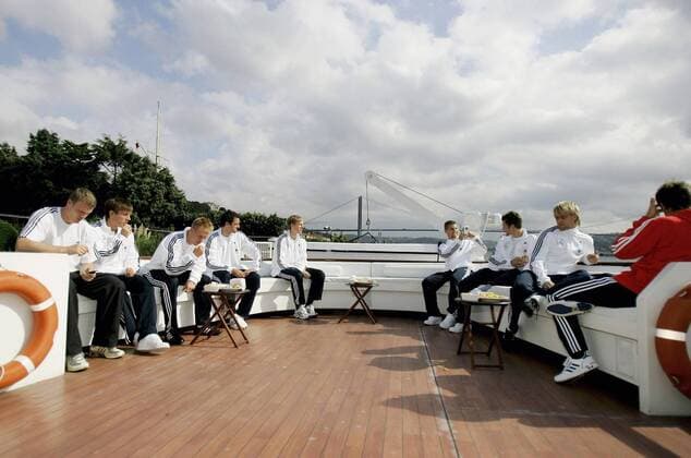 Die deutsche Nationalmannschaft genießt den Bootsausflug auf dem Bosporus inklusive kleinem Snack - V.li. Robert Huth, Bernd Schneider, Mike Hanke, Christoph Metzelder, Per Mertesacker, Thomas Hitzlsperger, Arne Friedrich, Torwart Timo Hildebrand Fußball Länderspiel Herren Länderspiel 2005, Freundschaftsspiel, Test, Testspiel, Deutschland Totale Istanbul