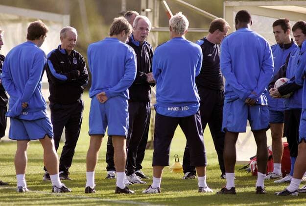Nationaltrainer Sven Göran Eriksson (4.v.li.) gibt vor Beginn des Trainings Anweisungen, auch Co Trainer Tord Grip (2.v.li., beide England) hört gespannt zu - EDITORIAL USE ONLY. No use with unauthorised audio, video, data, fixture lists, club league logos or live services. Online in-match use limited to 120 images, no video emulation. No use in betting, games or single club league player publications. Fußball Herren Nationalmannschaft 2005, Nationalteam, Training Gruppe Manchester