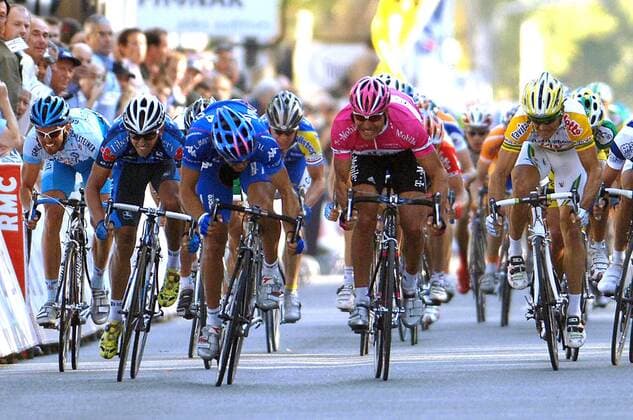 Erik Zabel (Deutschland T Mobile, 2.v.re.) gewinnt Paris - Tours 2005 vor Daniele Bennati (Italien Lampre Caffita, 3.v.li.), gefolgt von Allan Davis (Australien Liberty Seguros, 2.v.li.), Robbie McEwen (Australien ... - Radsport Herren Paris - Tours 2005, ProTour, Straßenradsport, Straße, Rad Gruppe Tours Anstrengung, Dynamik,
