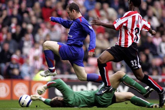 Wayne Rooney (Manchester United, li.) überwindet Torwart Kelvin Davis und Justin Hoyte (beide Sunderland) zum 0:1- EDITORIAL USE ONLY. No use with unauthorised audio, video, data, fixture lists, club league logos or live services. Online in-match use limited to 120 images, no video emulation. No use in betting, games or single club league player publications. Fußball Herren English Premier League 2005 2006, 1. Englische Liga, Sunderland AFC - Manchester United 1:3, Vdig Gruppe Sunderland Dynamik,