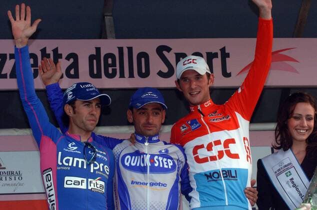 Der Gewinner des Giro di Lombardia 2005 Paolo Bettini (Quick Step, Mitte), Gilberto Simoni (Lampre Caffita beide Italien, li.) und Fränk Schleck (Luxemburg CSC) winken den Anhängern während der Siegerehrung - Radsport Herren Giro di Lombardia 2005, Lombardei Rundfahrt, Straßenradsport, Straße, Rad, ProTour, Gruppe Mendrisio Como Freude,