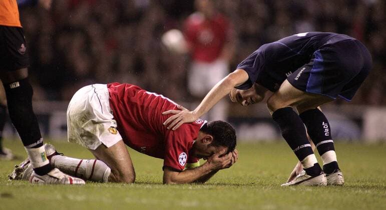 Ryan Giggs (Manchester United, li.) kauert mit Schmerzen am Boden während sich ein Gegner nach dem Befinden erkundigt - EDITORIAL USE ONLY. No use with unauthorised audio, video, data, fixture lists, club league logos or live services. Online in-match use limited to 120 images, no video emulation. No use in betting, games or single club league player publications. Fußball EC 1 Herren Champions League 2005 2006, ManU, Manchester United - OSC Lille 0:0 Gruppe Manchester Kameradschaft,
