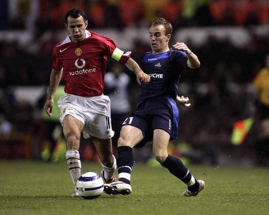 Ryan Giggs (Manchester United, li.) gegen Mathieu Chalme (Lille) - EDITORIAL USE ONLY. No use with unauthorised audio, video, data, fixture lists, club league logos or live services. Online in-match use limited to 120 images, no video emulation. No use in betting, games or single club league player publications. Fußball EC 1 Herren Champions League 2005 2006, ManU, Manchester United - OSC Lille 0:0 Gruppe Manchester Dynamik,