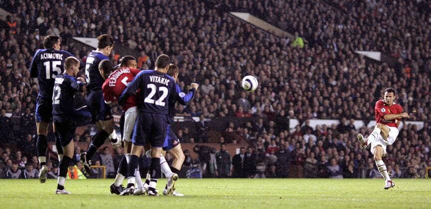 Ryan Giggs (Manchester United, re.) - Freistoß gegen die Mauer von Lille, v.li.: Acimovic, Bodmer, Schmitz und Vitakic, in die sich Ferdinand geschlichen hat - EDITORIAL USE ONLY. No use with unauthorised audio, video, data, fixture lists, club league logos or live services. Online in-match use limited to 120 images, no video emulation. No use in betting, games or single club league player publications. Fußball EC 1 Herren Champions League 2005 2006, ManU, Manchester United - OSC Lille 0:0 Totale Manchester Dynamik, Spannung,